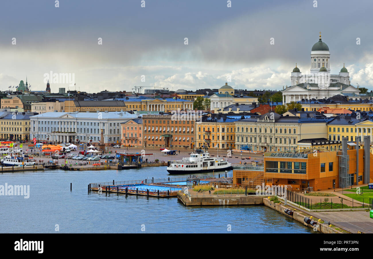 Evangelisch-lutherische Kathedrale der Diözese Helsinki, Marktplatz (kauppatori), Allas Meer Pool im September Stockfoto