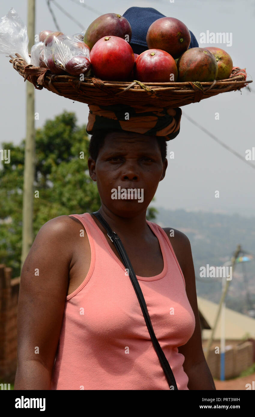 Ein ruandischer Frau Verkauf von Mangos in Kigali. Stockfoto