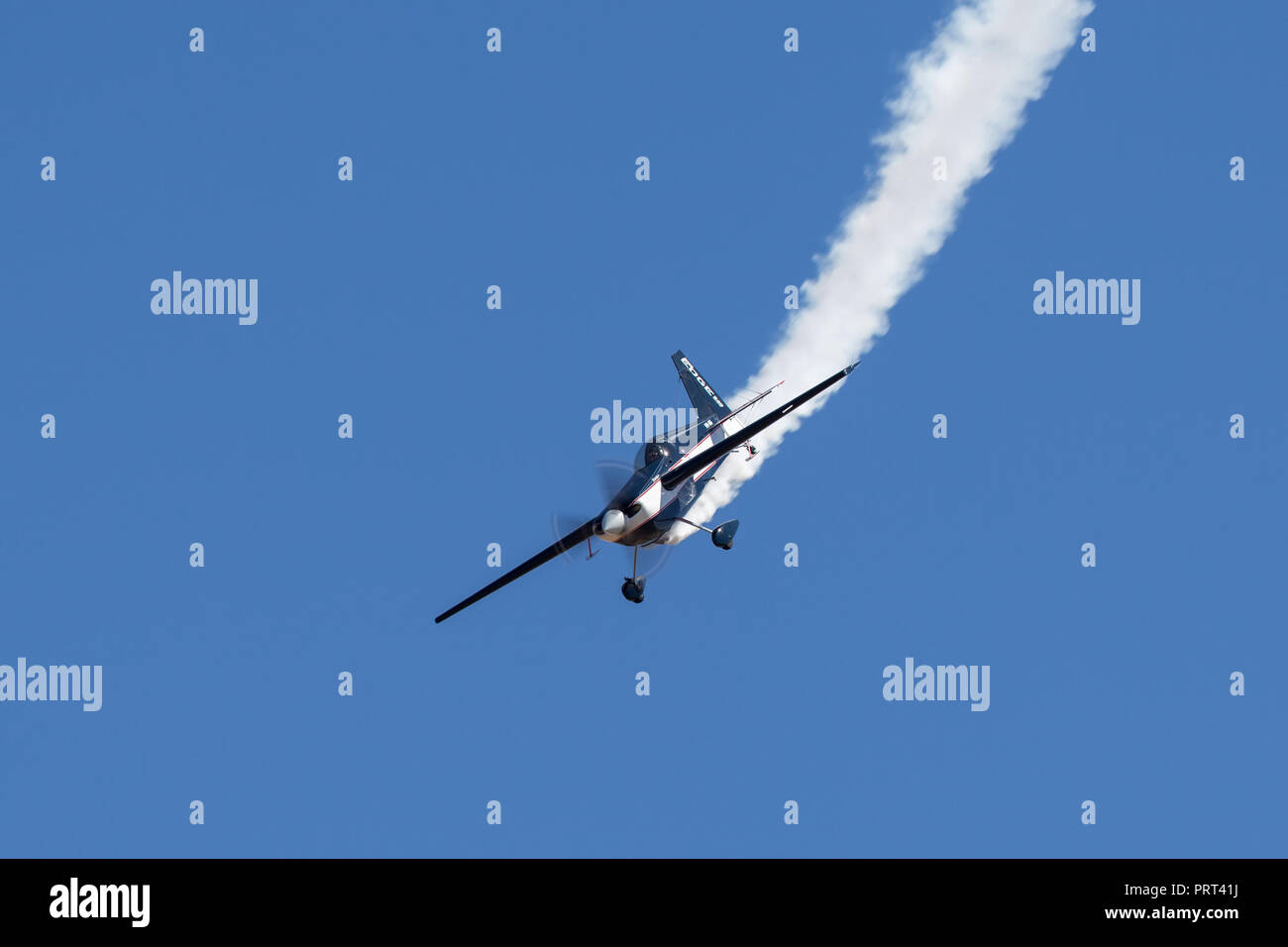 Melissa Andrzejewski Fliegen ein Edge 540 aerobatic Flugzeug. Stockfoto