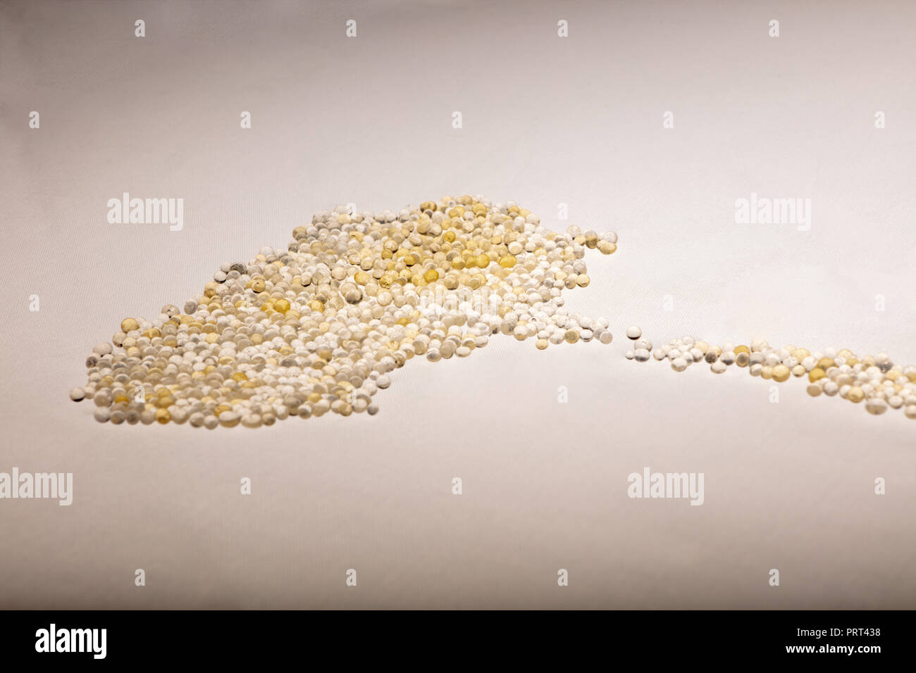 Makro von Silica Gel Kugeln Festlegung auf weißem Hintergrund. Ihre  Verwendung Schimmel, Korrosion, Gerüche und andere Beschädigung durch  Feuchtigkeit zu verhindern Stockfotografie - Alamy