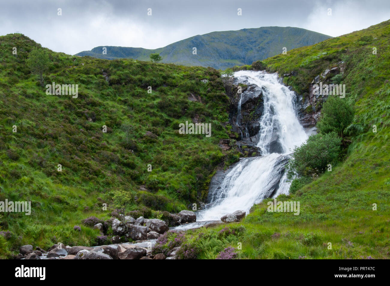 Massive, donnernden weiß schäumenden Wasserfall, stürzt über eine Lippe in das Tal unterhalb, in Schottland. Stockfoto