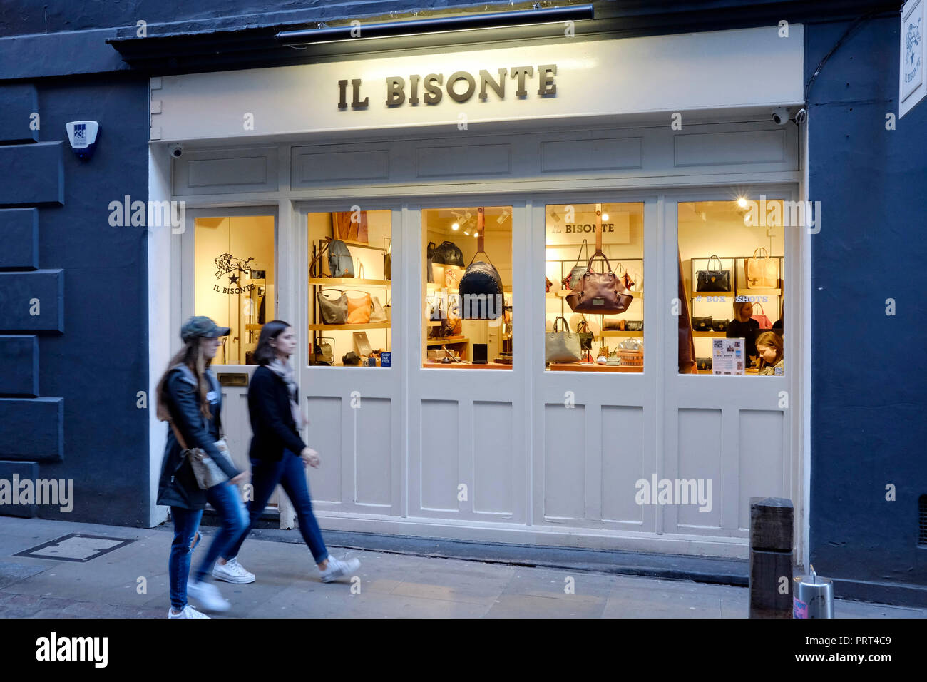 Zwei Frauen gehen pst Il Bisonte shop in Covent Garden, London, UK Stockfoto