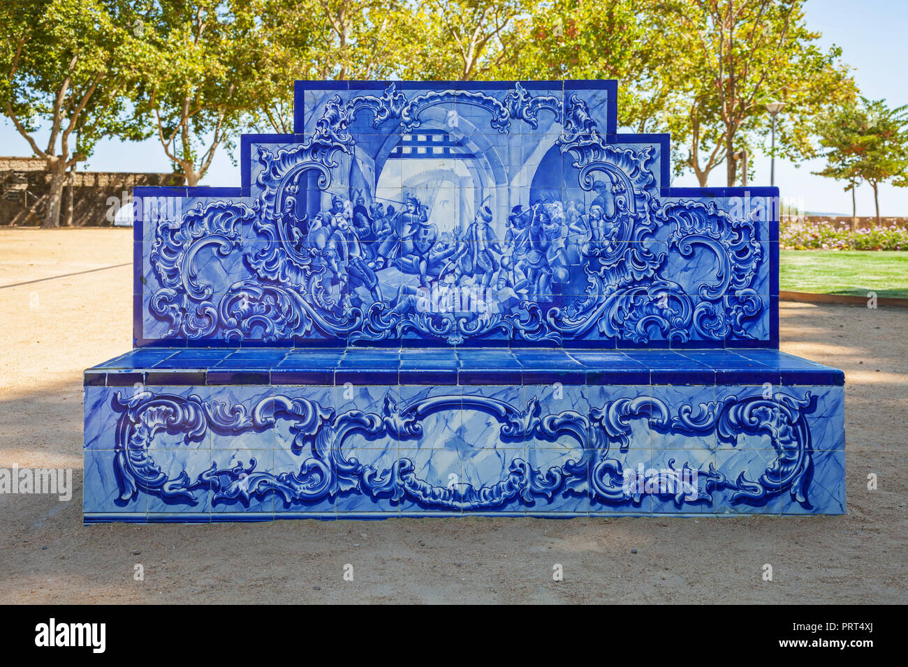 Santarem, Portugal. Park oder Garten Bank in der typischen und traditionellen portugiesischen Azulejos oder blauen Kacheln bedeckt in Jardim das Portas do Sol Garden Stockfoto