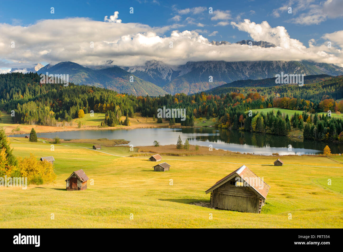 Schöne ländliche Landschaft in Bayern mit Karwendelgebirge im Herbst Stockfoto