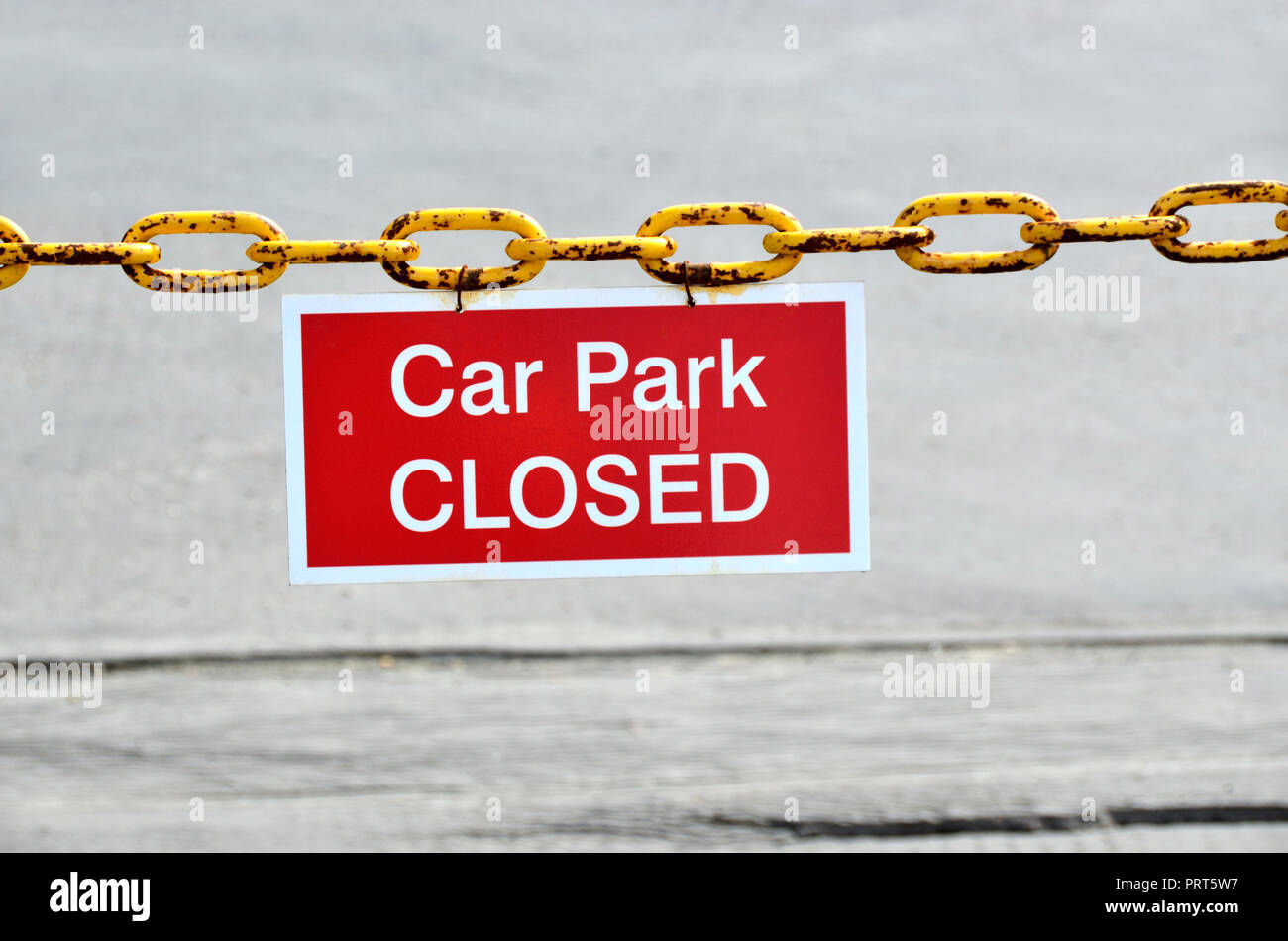 Parkplatz geschlossen Schild und Kette, Maidstone, Kent, England, UK. Stockfoto