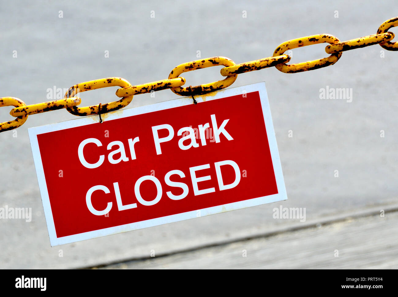 Parkplatz geschlossen Schild und Kette, Maidstone, Kent, England, UK. Stockfoto