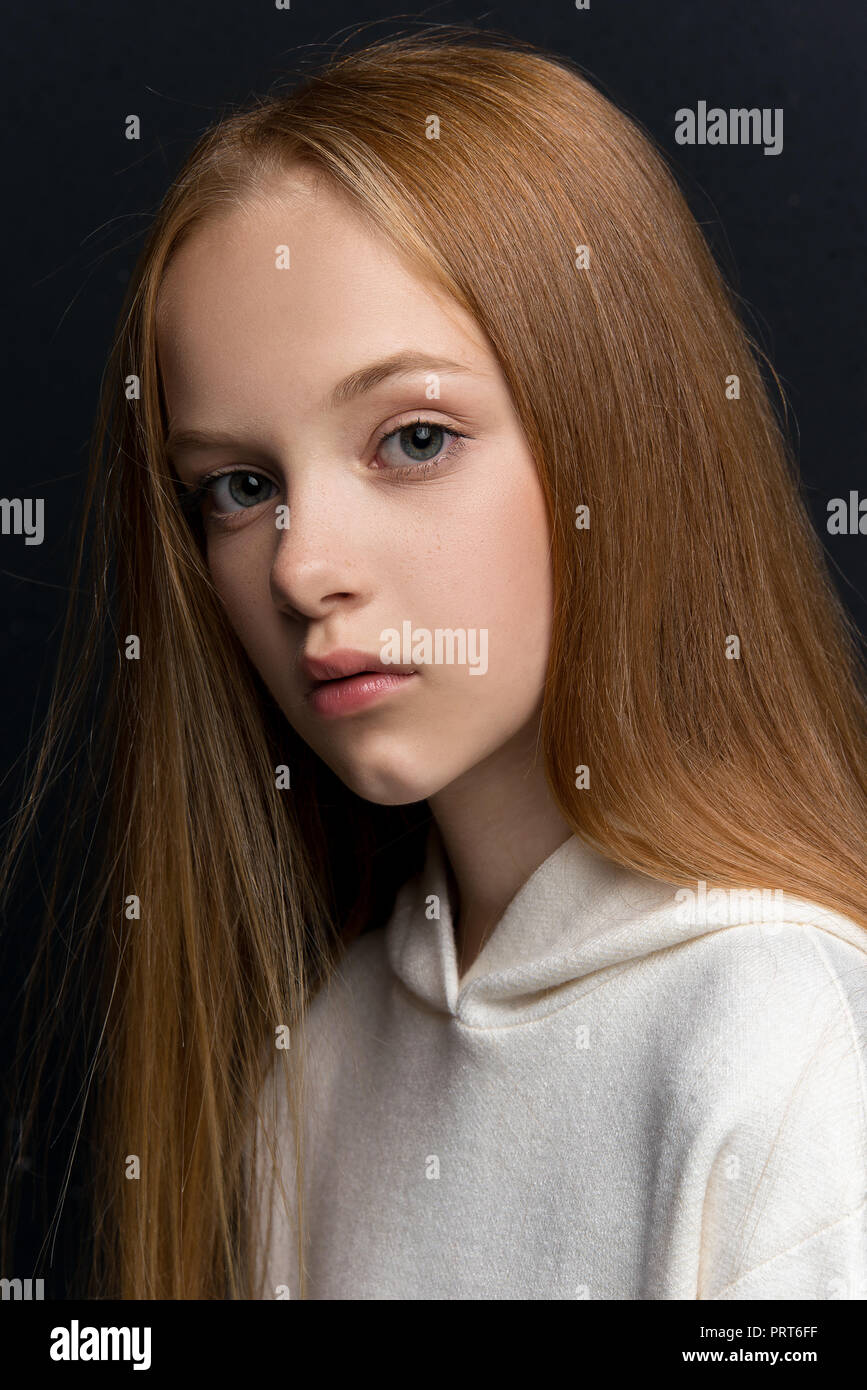 Close-up Portrait von schönen jungen Rotschopf im Studio auf schwarzem Hintergrund Stockfoto