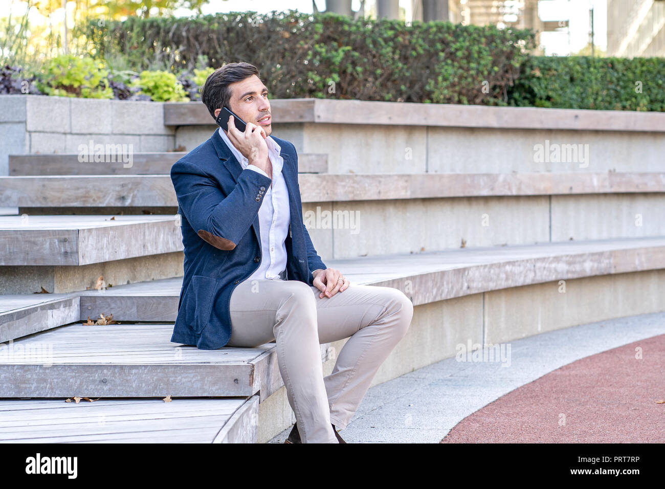 Attraktive, moderne Geschäftsmann reden und SMS auf sein Telefon. Erfolgreiche Unternehmer arbeiten. Stockfoto