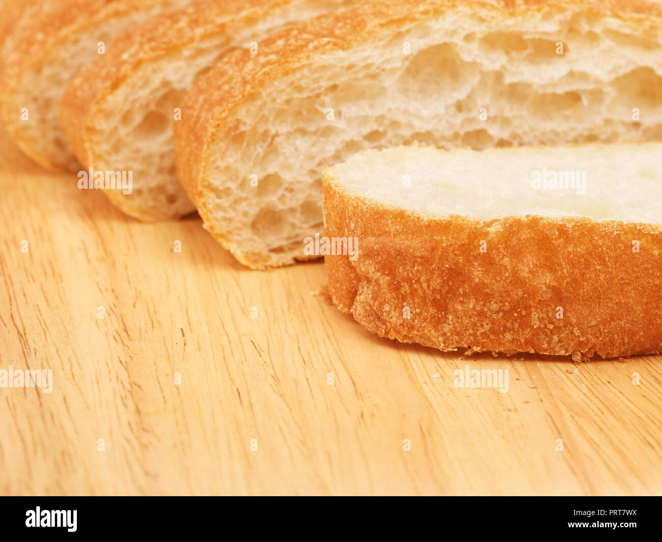 frisch geschnittene Ciabatta Brot liegen auf Schneidebrett Stockfoto