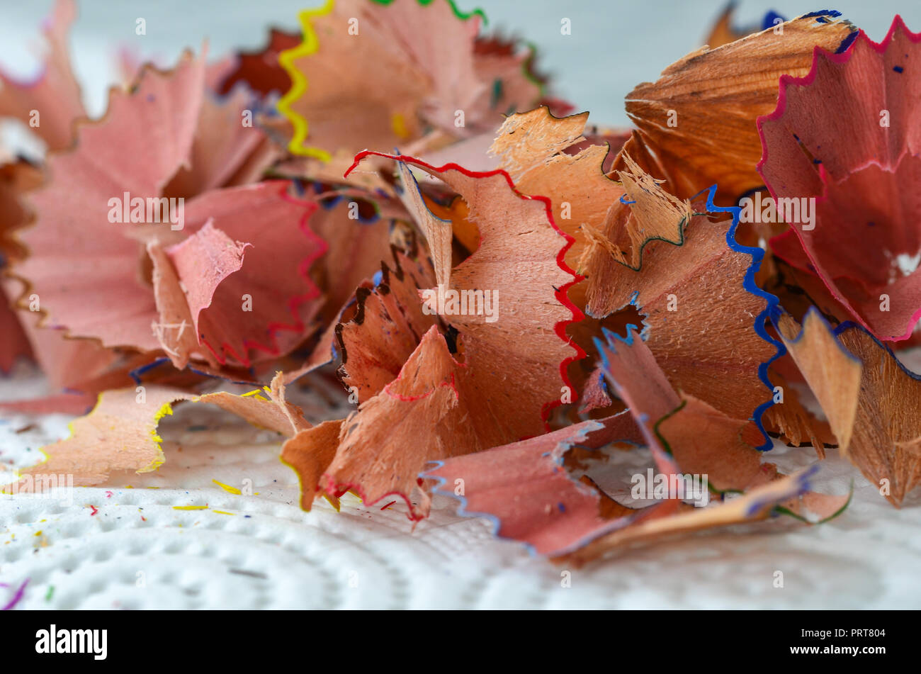 Späne der Schärfung Bunte Bleistifte auf weißer Tisch, in der Nähe Stockfoto