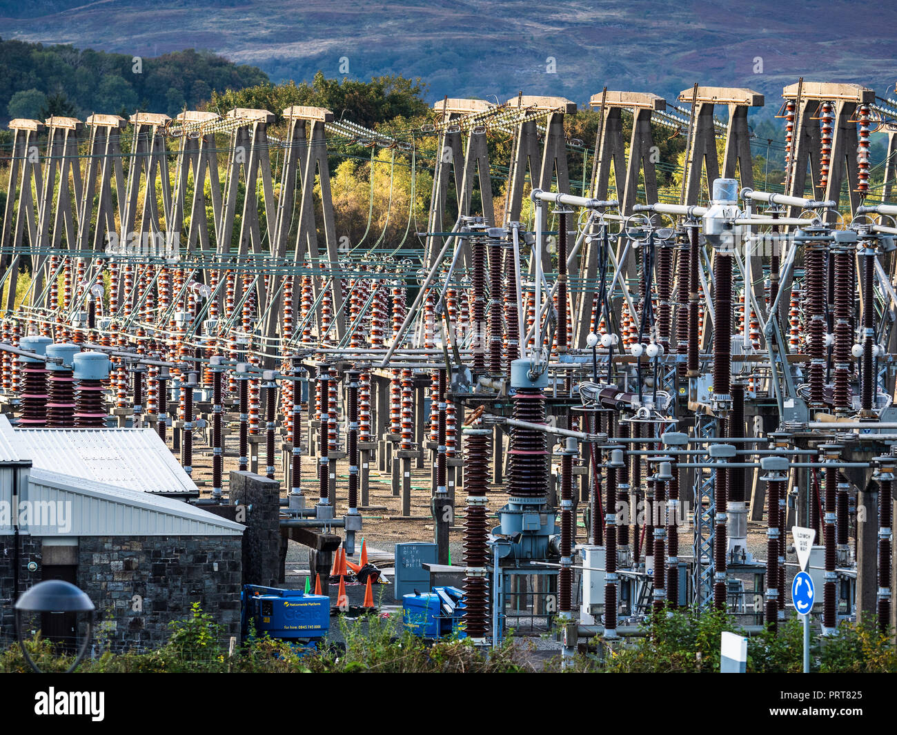 See Trawsfynydd Maentwrog Wasserkraftwerk Energieverteilung Infrastruktur in der Nähe des stillgelegten Atomkraftwerks Trawsfynydd Stockfoto