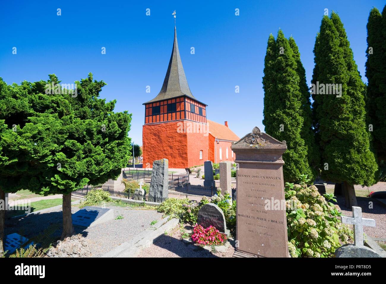 Blokhus, Dänemark - 23 August, 2018: Blick auf gudhjem Kirche vom Friedhof Stockfoto