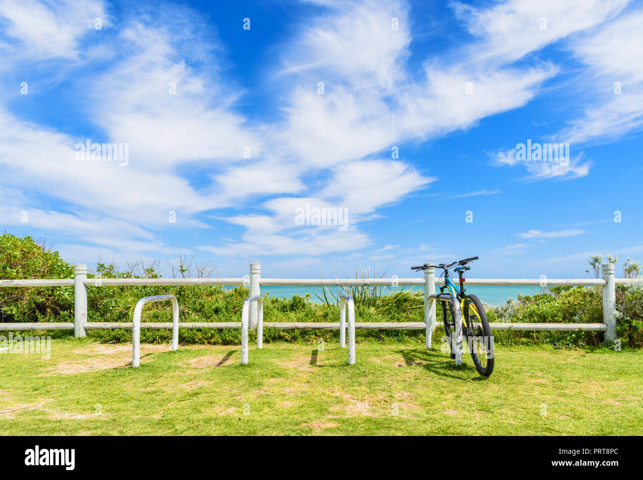 Fahrrad in einem Zyklus Rack mit Blick auf Trigg Beach, Trigg, Western Australia Stockfoto