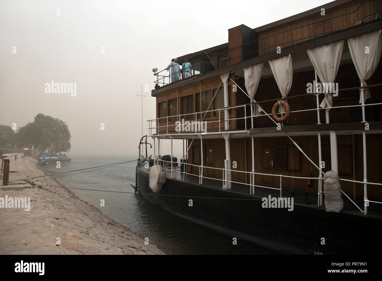 Der Kapitän der antiken Dampfschiff MS Sudan auf der Brücke bei einem Sandsturm steht, während in den Nil bei Qena, Ägypten günstig. Stockfoto