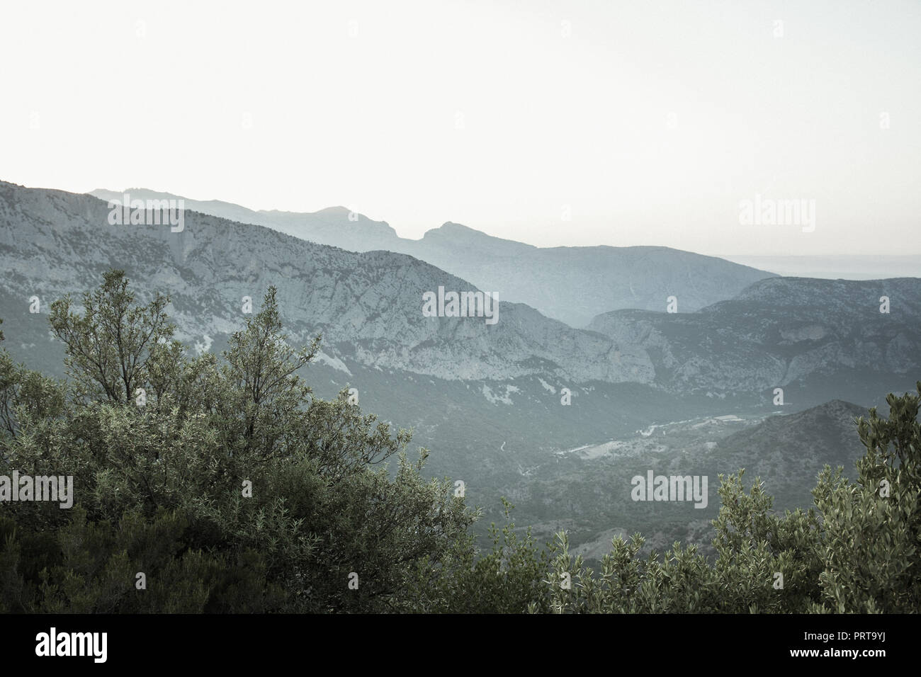 Panoramablick auf die Landschaft in der Dämmerung, 2-in-1-Optik mit Bergen, Sardinien, Orosei Region. Vintage Film Effekt mit Korn. Stockfoto