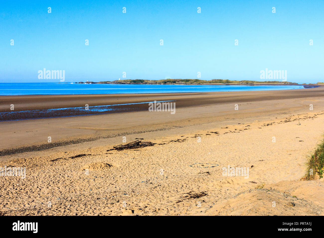 Einsame Rhosneigr Beach auf einer schönen, sonnigen, Sommer, Tag, Anglesey, Wales, Vereinigtes Königreich Stockfoto