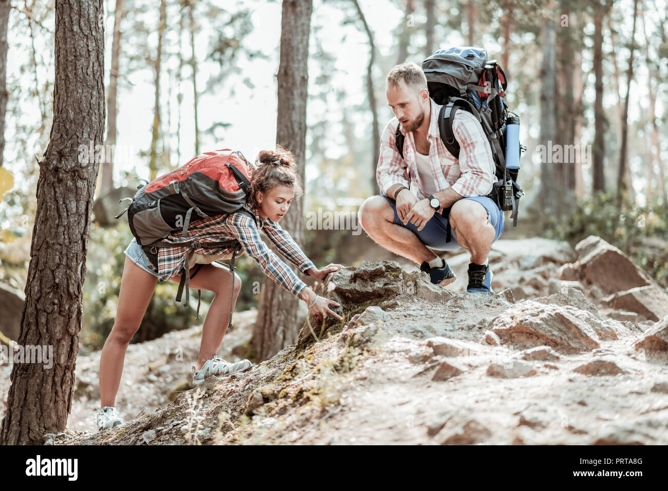 Paar Backpackers tragen bequeme Sportschuhe in Wald höher gehen Stockfoto