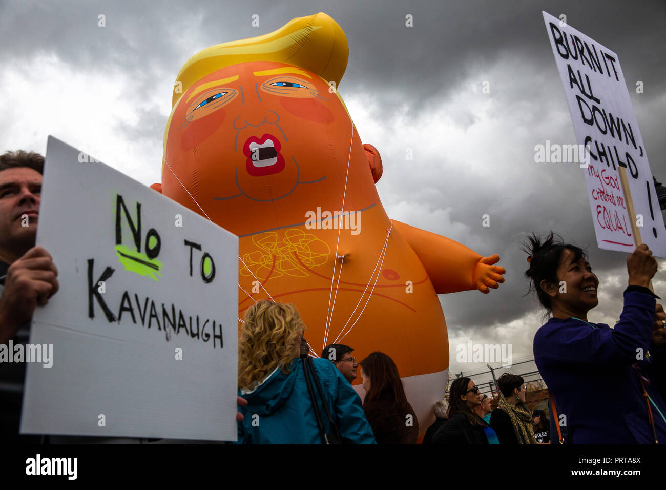 Menschen gegen Richter Brett Kavanaugh's Nominierung für den Obersten Gerichtshof der USA vor einem riesigen "Baby Trump' Ballon bei einem Besuch von Vic demonstrieren Stockfoto