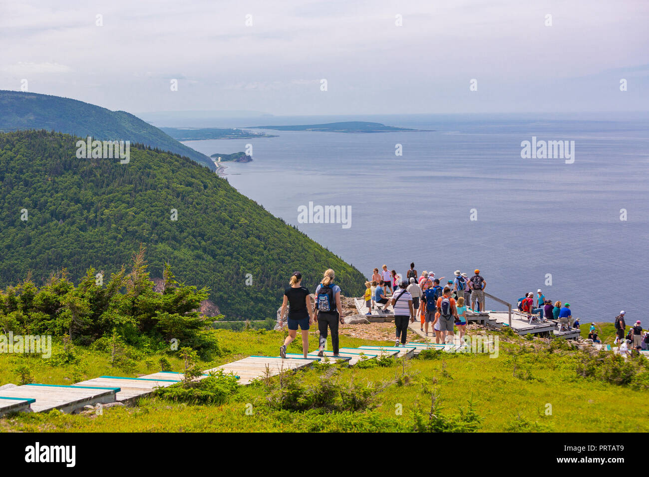 CAPE BRETON, Nova Scotia, Kanada - Wanderer auf Boardwalk auf Skyline Trail im Cape Breton Highlands National Park. Stockfoto