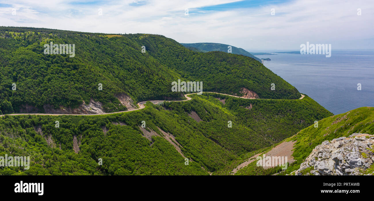 CAPE BRETON, Nova Scotia, Kanada - Cabot Trail Scenic Highway auf Französisch Berg, im Cape Breton Highlands National Park. Stockfoto