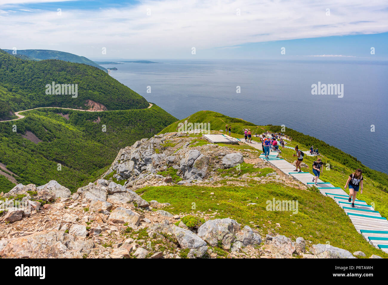 CAPE BRETON, Nova Scotia, Kanada - Wanderer auf Boardwalk auf Skyline Trail im Cape Breton Highlands National Park. Stockfoto