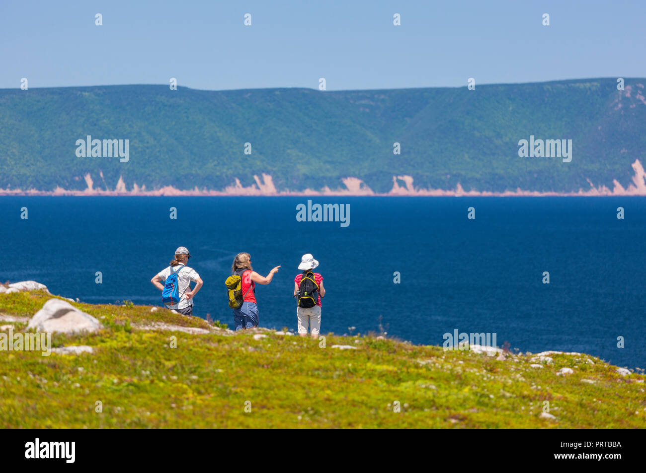 WHITE POINT, Cape Breton, Nova Scotia, Kanada - Drei Wanderer besuchen sie die Landschaft der Küste. Stockfoto