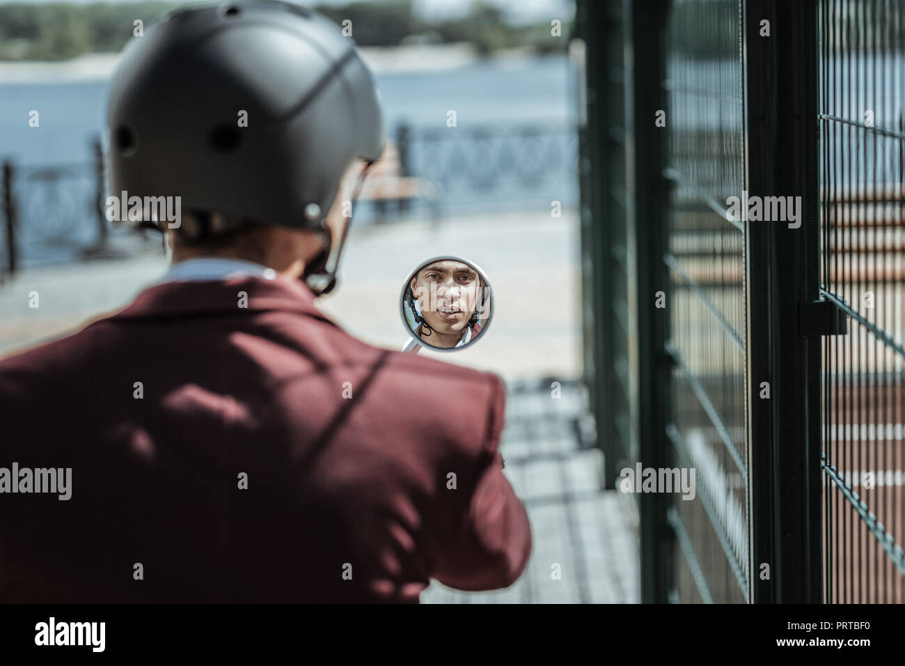 Nachdenklich männliche Kursteilnehmer Überwachung des Datenverkehrs auf Motorrad Stockfoto