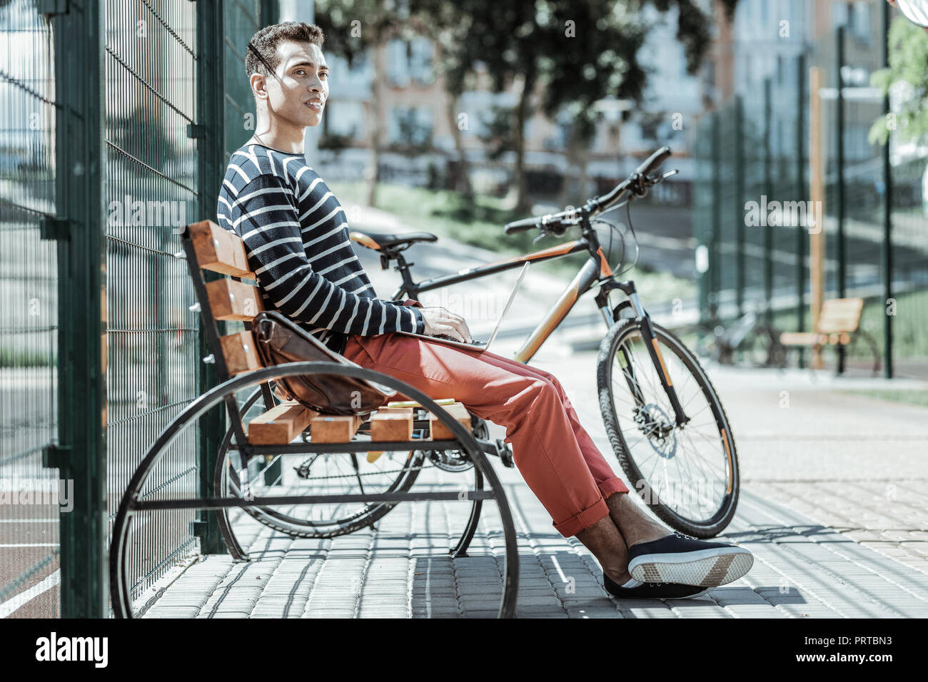 Ernst männliche Freelancer Projekt auf der Werkbank Stockfoto
