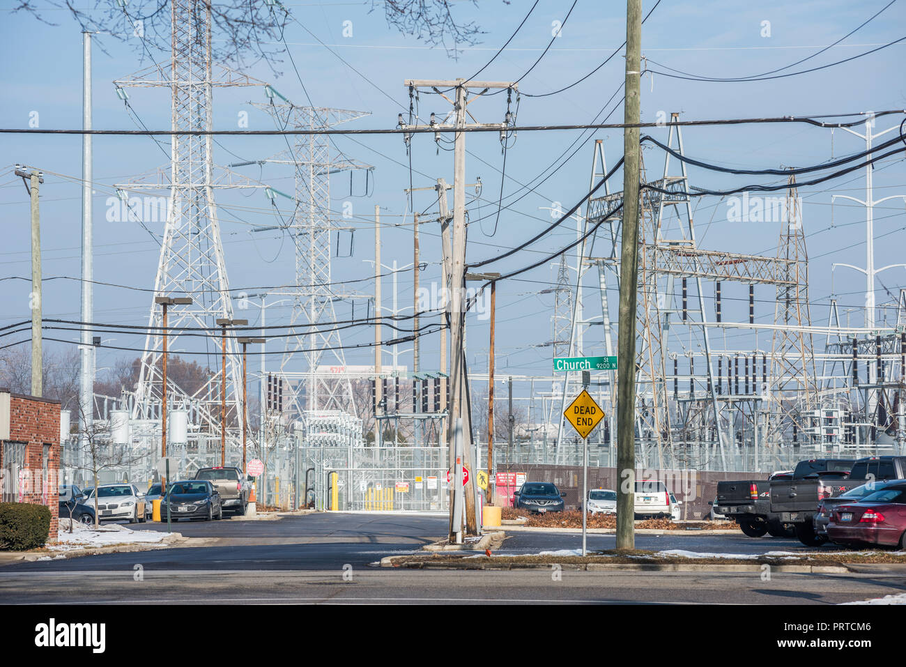 Urbane Landschaft von Stromleitungen und Infrastruktur Stockfoto