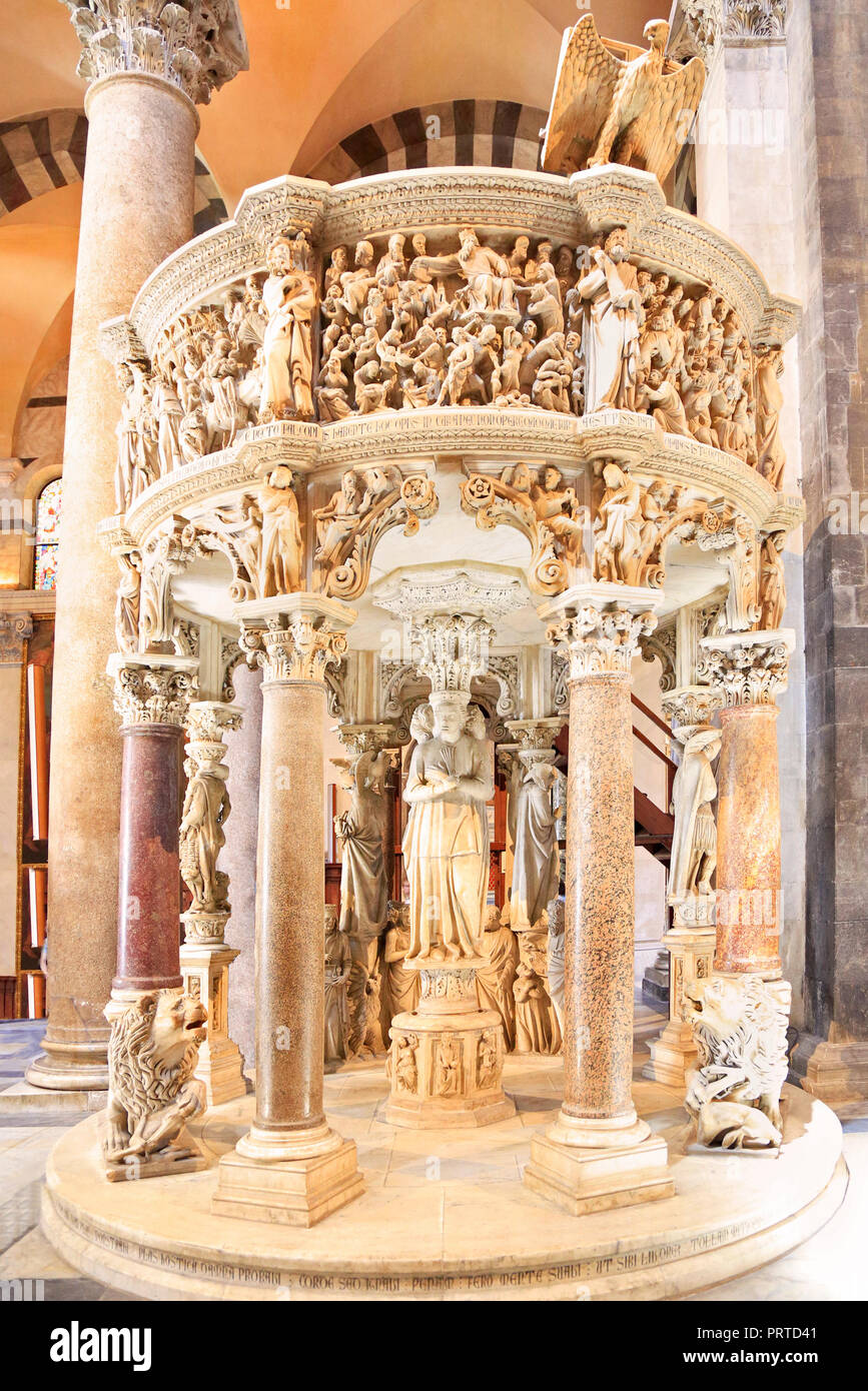 Italienische gotische Kanzel von Giovanni Pisano in Pisa Dom auf der Piazza dei Miracoli (Piazza del Duomo). Stockfoto