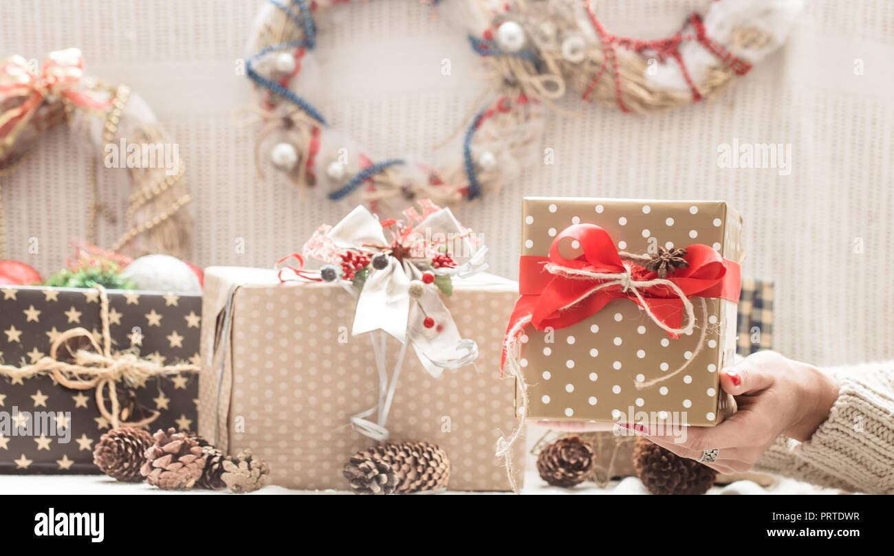 Weihnachten Box mit rotem Band in den Händen der Mädchen, das Konzept der Weihnachtseinkäufe und herzlichen Glückwunsch! Stockfoto