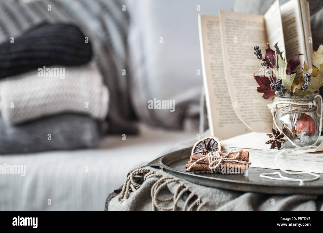 Die still life Details im Wohnzimmer. Herbst Zusammensetzung auf dem Hintergrund der gemütlichen Sofas und Pullover, das Konzept der Freizeitaktivitäten und im Herbst an den Wochenenden Stockfoto