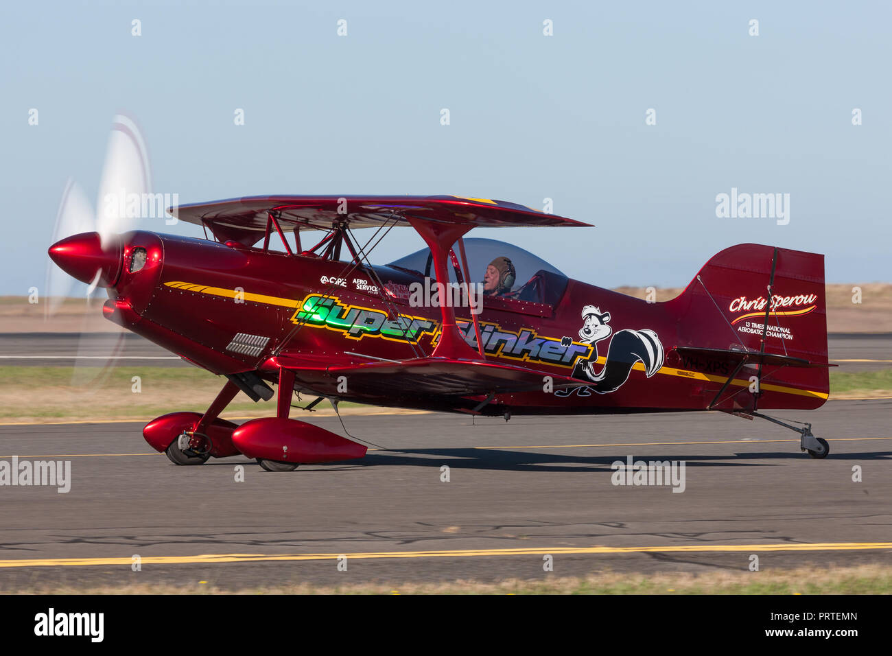 13 Mal australische Aerobatic Champion Chris Sperou seiner Pitts S -1-11 B Super Stinker aerobatic Doppeldecker VH-XPS-fliegen. Stockfoto