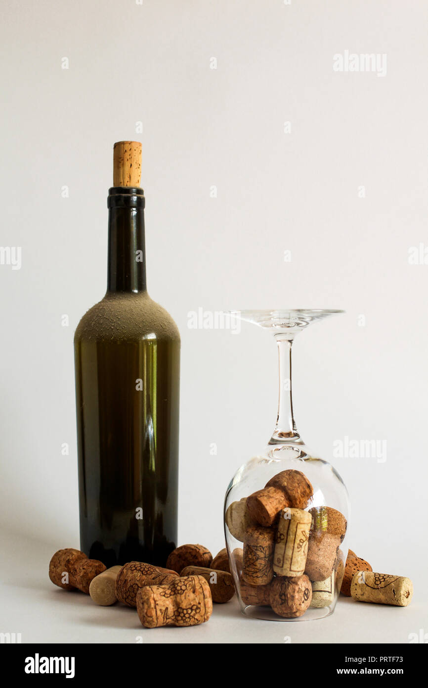 Alten staub Flasche Wein, Wein Glas und Korken auf weißem Hintergrund Stockfoto