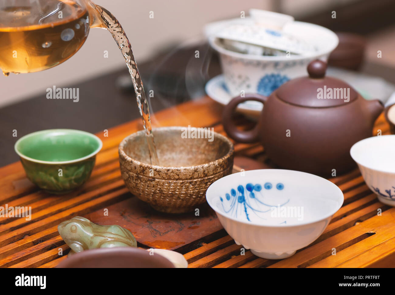 Chinesische Teezeremonie mit Kerzen. Nahaufnahme Foto. Stockfoto