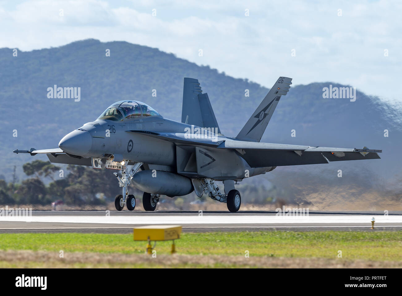 Royal Australian Air Force (RAAF) Boeing F/A-18F Super Hornet multirole Fighter Aircraft ein 44-216 bei RAAF Amberley in Queensland. Stockfoto