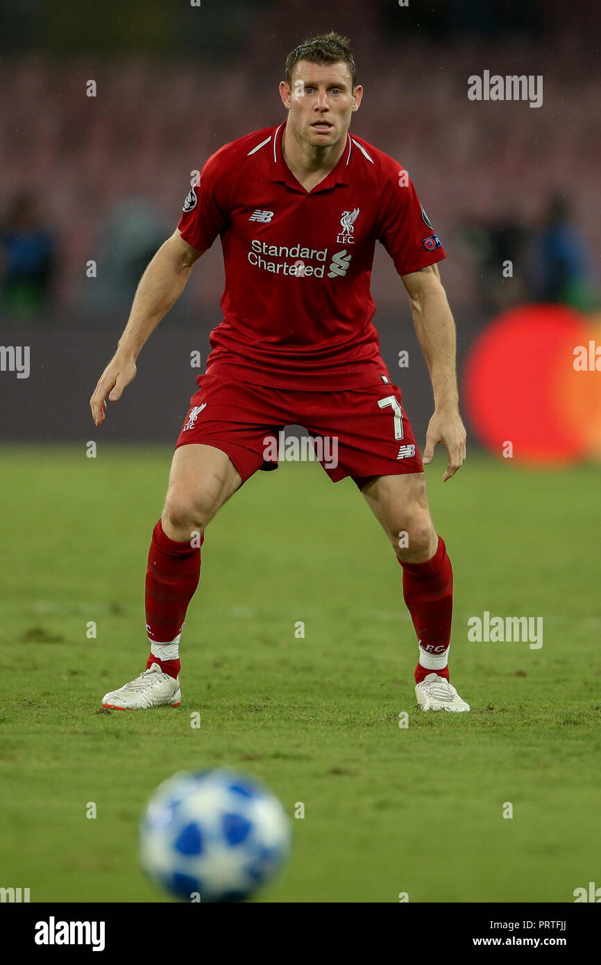 Neapel, Italien. Okt, 2018 03. 3. Oktober 2018, Stadio San Paolo, Neapel, Italien; UEFA Champions League Fußball, Napoli gegen Liverpool; James Milner von Liverpool Uhren die Kugel Credit: Giampiero Sposito/Pacific Press/Alamy leben Nachrichten Stockfoto