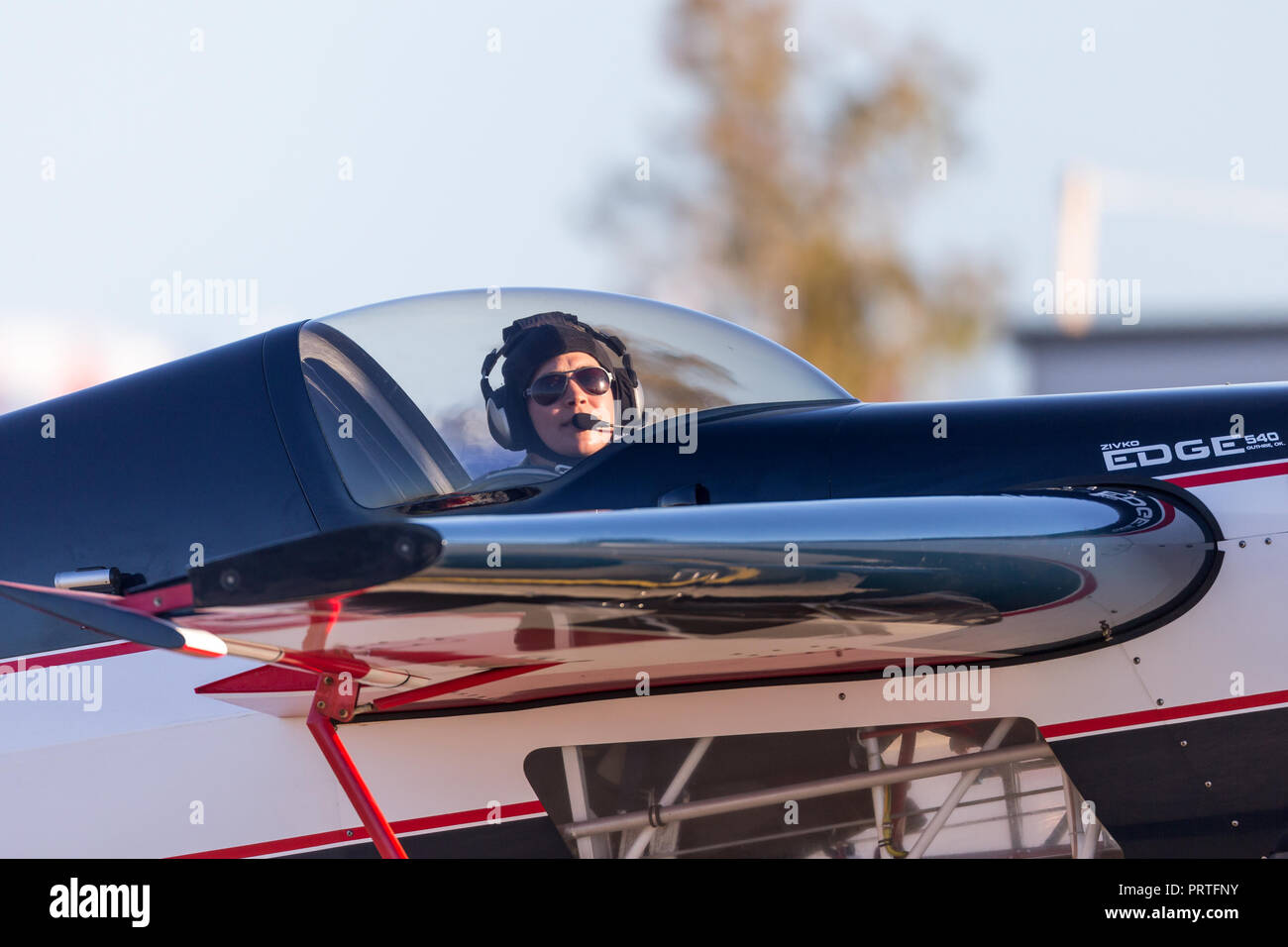 Melissa Andrzejewski Fliegen ein Edge 540 aerobatic Flugzeug. Stockfoto