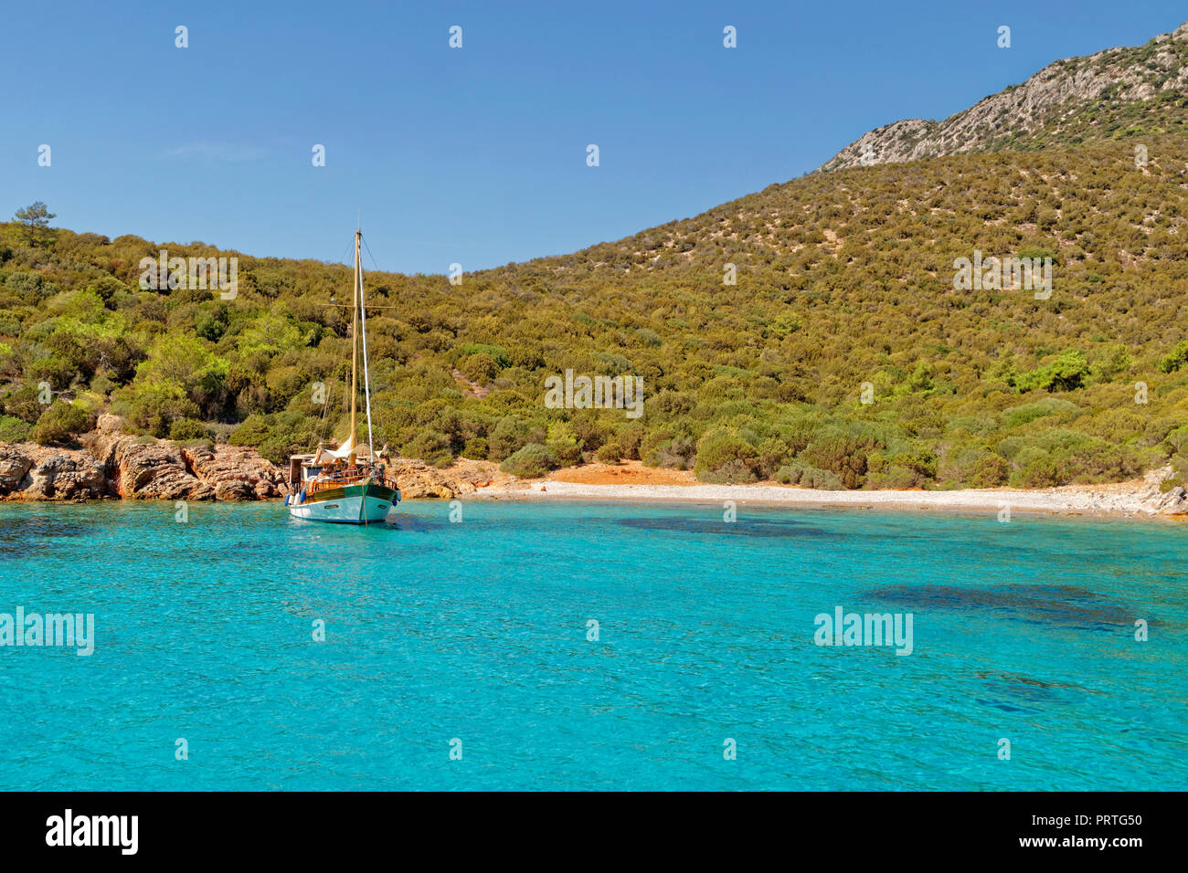 Gulet Kreuzfahrt Schiff festgebunden an Poyraz Bucht auf der Insel Karaada (schwarze Insel) in der Nähe von Bodrum in der Provinz Mugla, Türkei. Stockfoto