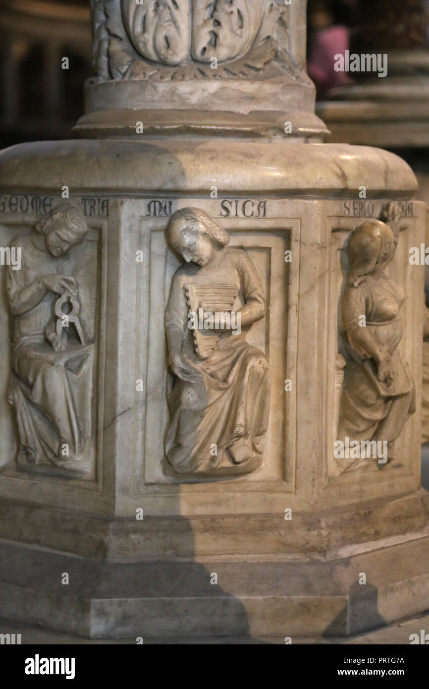 Italien. Pisa. Die pulppit von Pisa Kathedrale. Von Giovanni Pisano (c.1250-1315). Im gotischen Stil. Detail. Allegorie auf die Musik und die Geometrie. Stockfoto