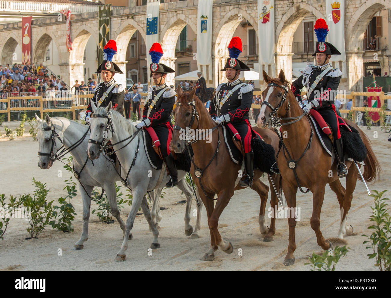 Reihe von vier Carabinieri in einheitlichen, hohen auf dem Pferderücken Stockfoto