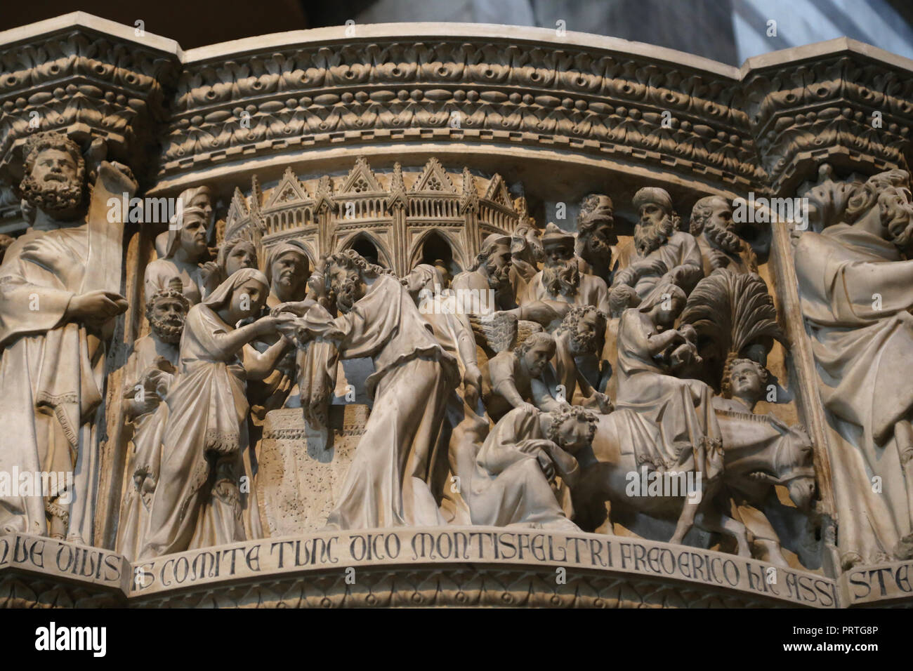 Italien. Pisa. Die pulppit der Kathedrale. Von Giovanni Pisano (1250-1315). Gothic. Darstellung im Tempel und Flug in Egipt. Stockfoto