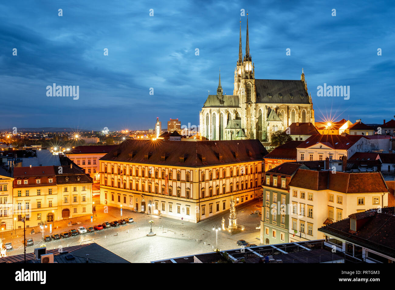 Nacht Stadtbild Blick auf die Altstadt mit der berühmten Kathedrale in der Stadt Brünn, Tschechische Republik Stockfoto