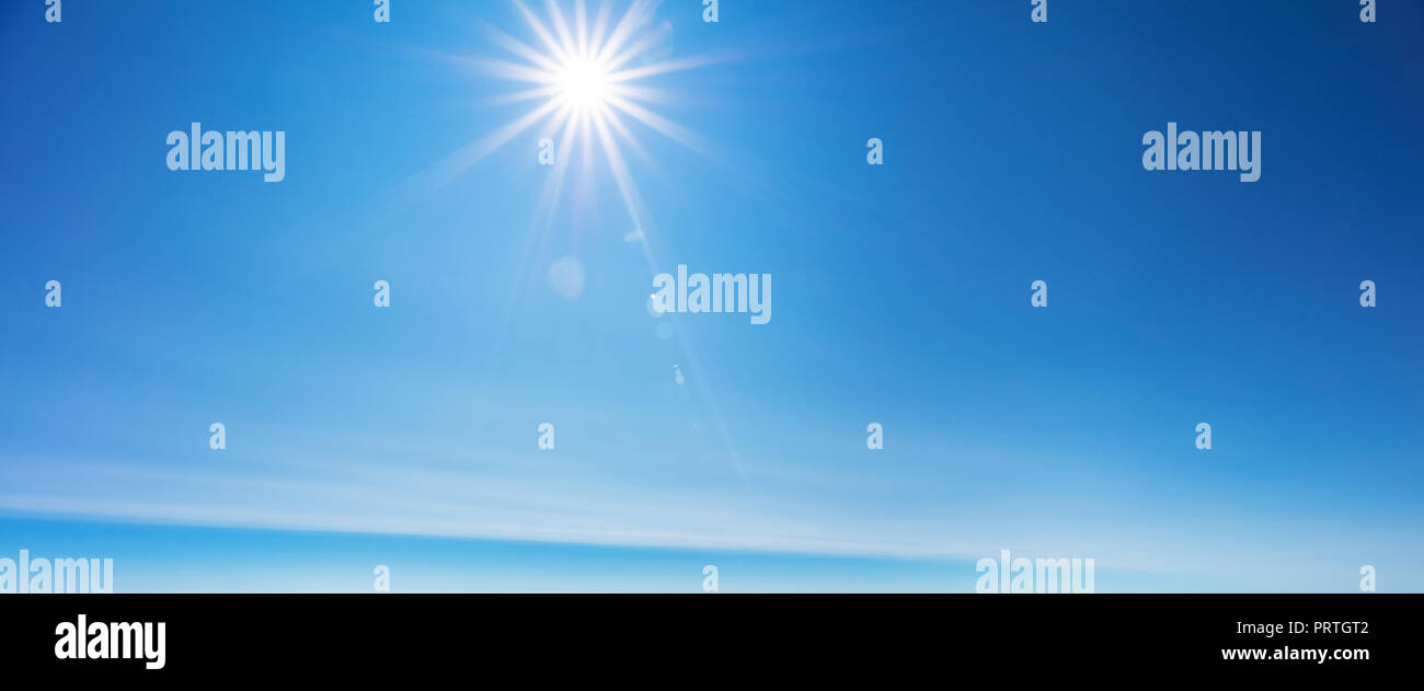 Himmel Hintergrund mit Sonnenstrahlen auf der strahlend blaue Himmel Stockfoto