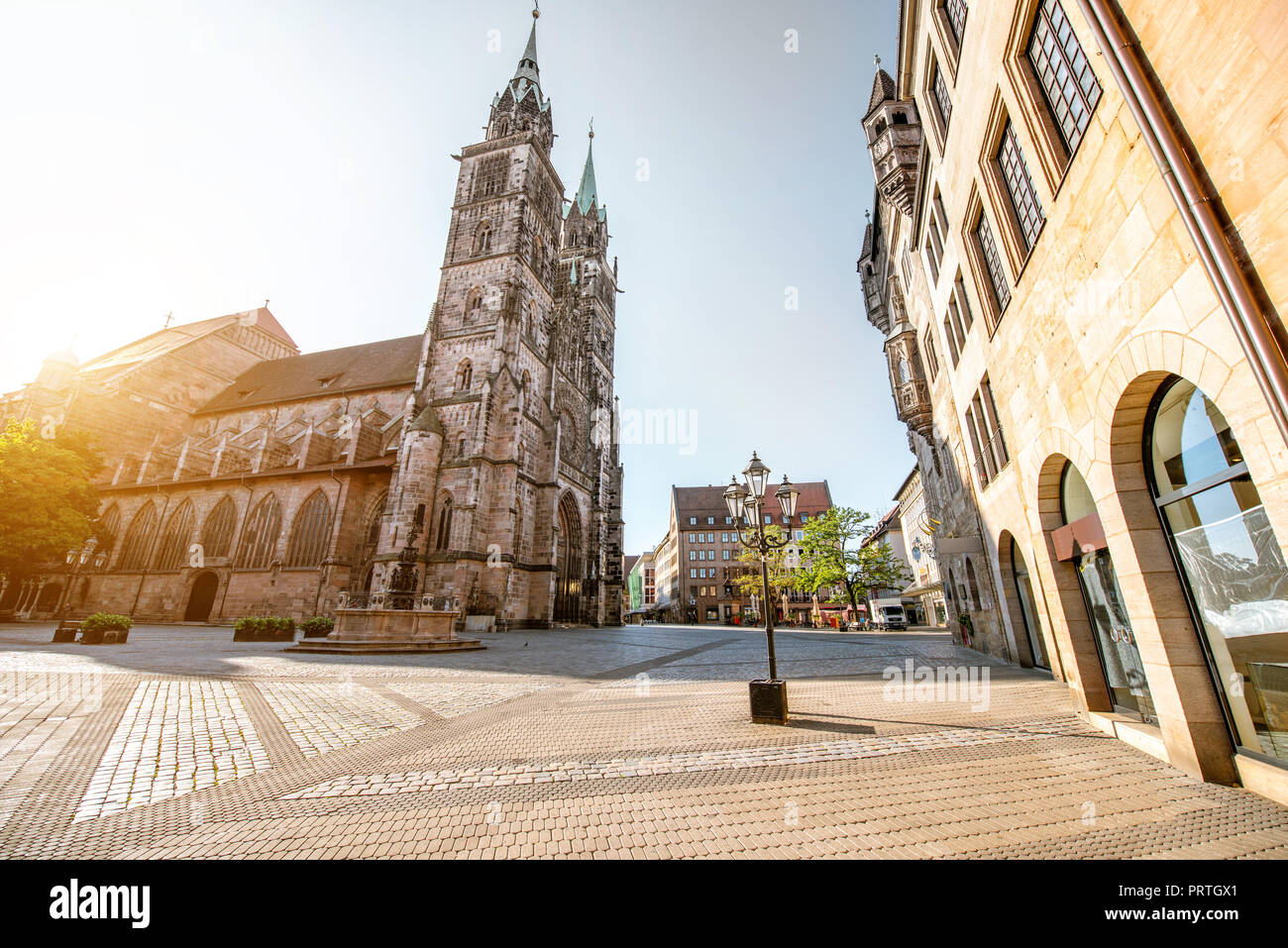 Morgen Blick auf den St. Lorenz Kathedrale in der Altstadt von Nürnberg, Deutschland Stockfoto