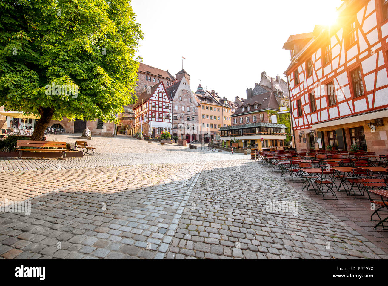 Morgen Blick auf dem schönen Marktplatz mit Fachwerkhäusern und alten Burg auf dem Hintergrund in Nürnberg, Deutschland Stockfoto