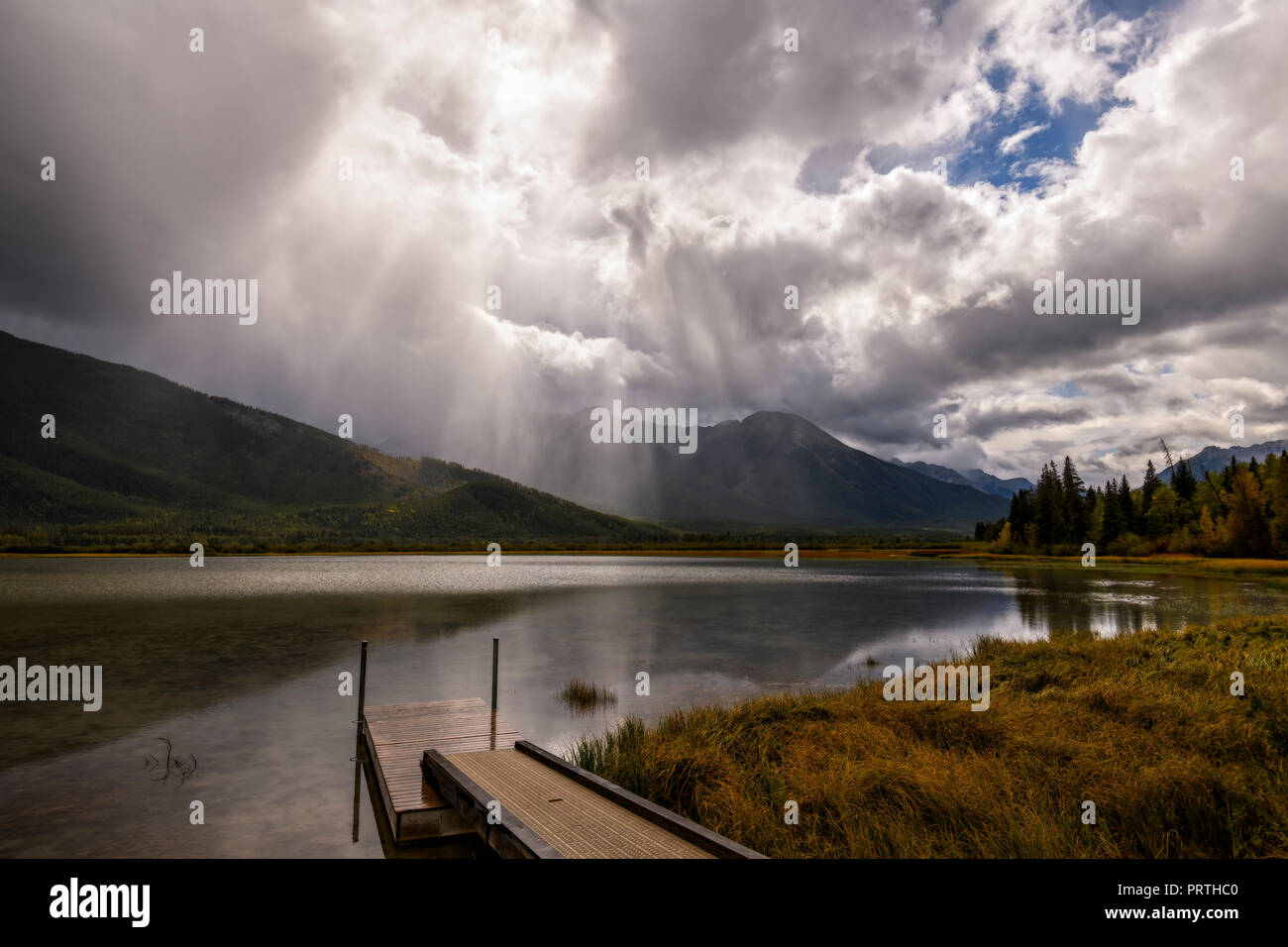 Sonnenstrahlen über Vermillion Lakes nach dem Regen Sturm Stockfoto