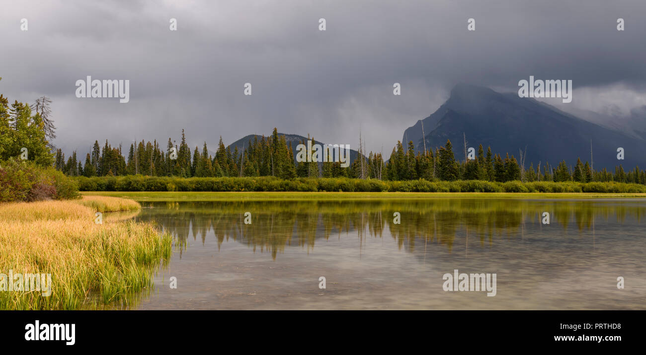 Mount Rundle reflektiert in Vermillion Lakes, Banff Stockfoto