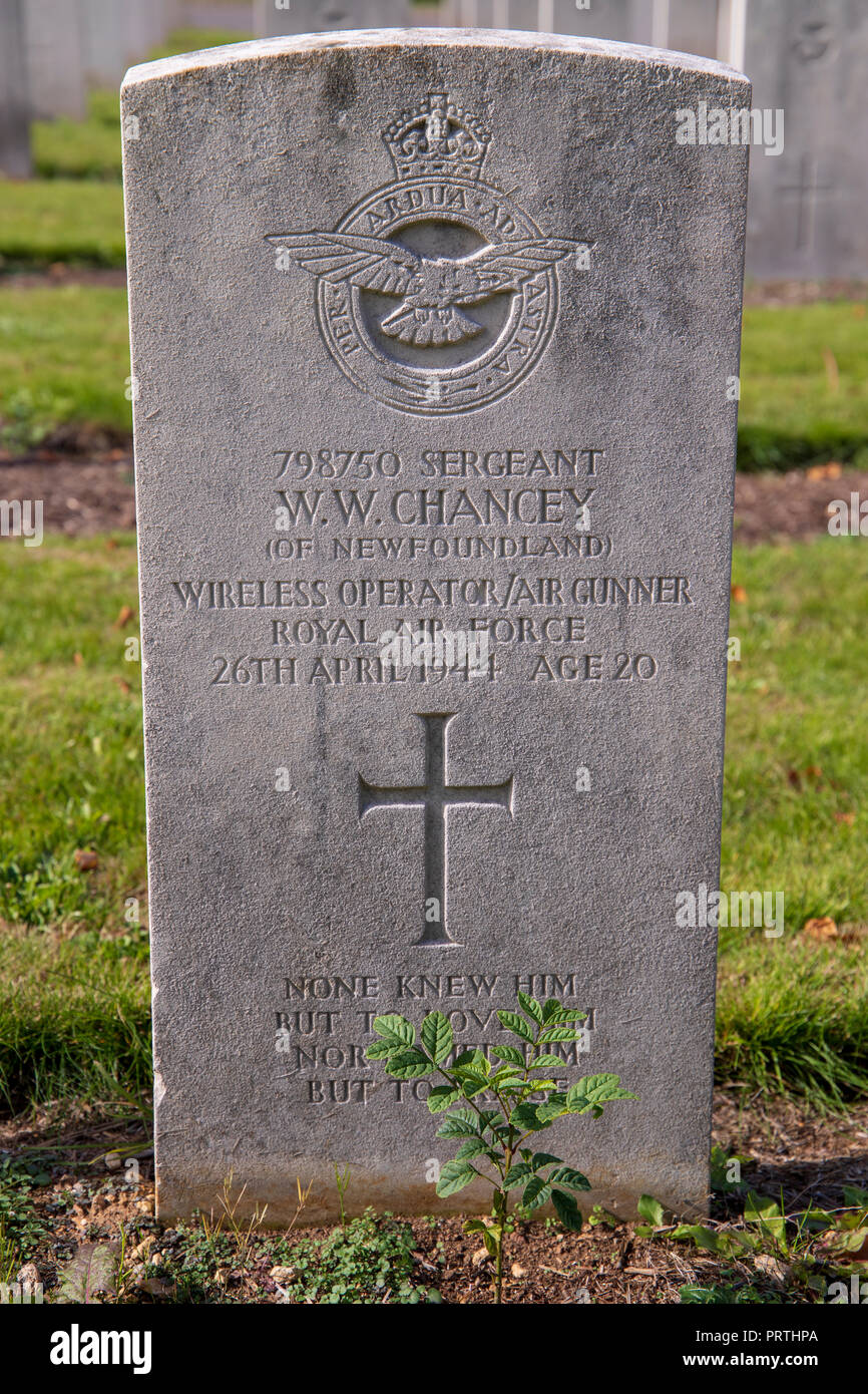 Commonwealth Kriegsgräber Kommission Grab von Wallace Wilbur Chancey der Royal Air Force Volunteer Reserve, Haycombe Friedhof, Badewanne UK Stockfoto