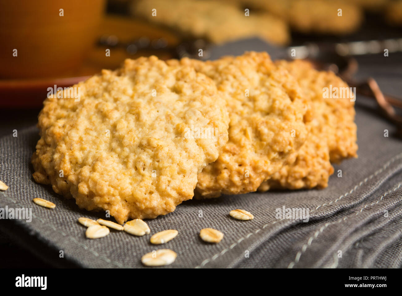 Hausgemachte Cookies auf graue Gewebe, cloes Ansicht Stockfoto